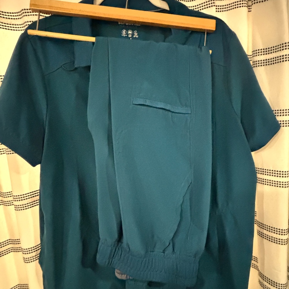 SCRUBS - Picture 2 of 4